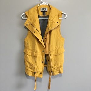 Cute yellow buckle vest